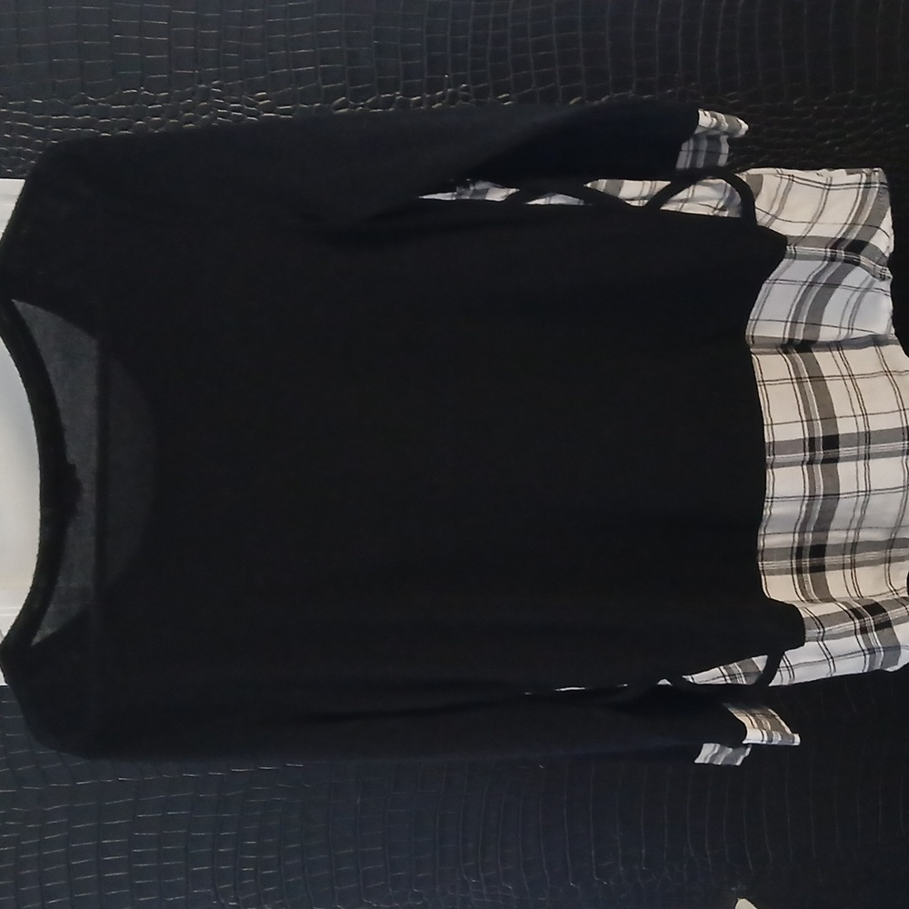 Westport Black Top with White Accent - Picture 4 of 5